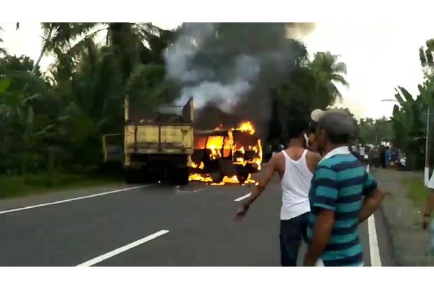 Minibus Tabrak Truk Lalu Terbakar, Pengemudi Tewas