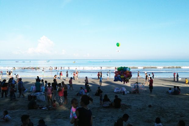 Usai Perayaan Nyepi Warga Mulai Padati Pantai Kuta