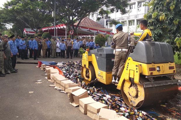 Wali Kota dan Kapolres Serang Musnahkan Ribuan Botol Miras