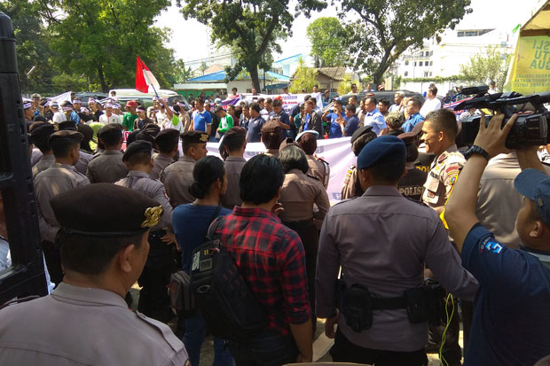 JR Saragih Diperiksa, Ratusan Relawan dan Pendukung Demo di Bawaslu