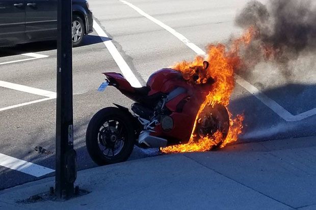 Baru Diluncurkan, Ducati  Panigale V4 Tiba-Tiba Terbakar