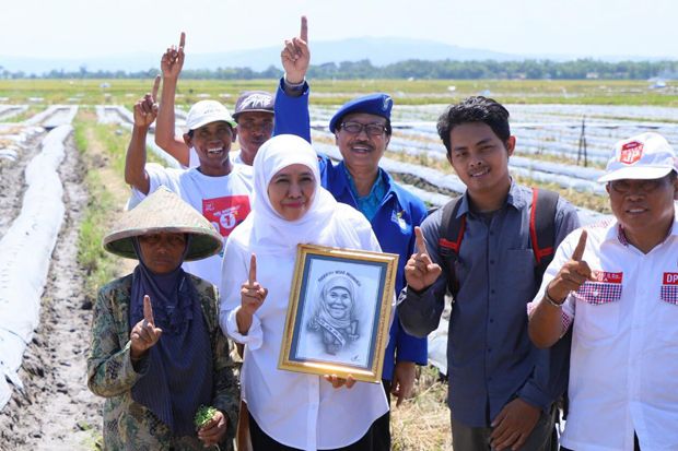 Blusukan, Khofifah Selalu Ditemani Relawan Jokowi