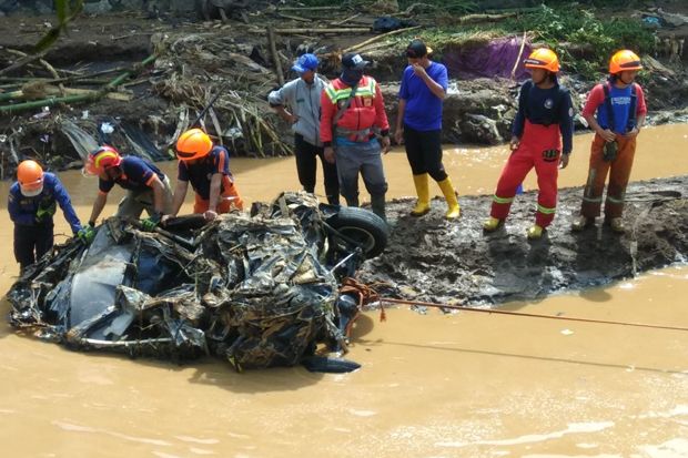 Diterjang Banjir Bandang, Xenia Hanyut 10 Km