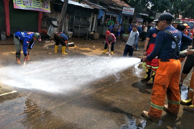Pascabanjir Bandang, Petugas Masih Berupaya Bersihkan Sampah dan Lumpur