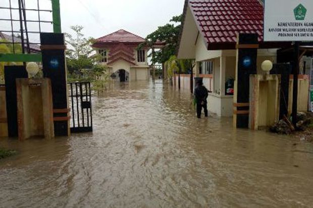 Mamuju Terendam Banjir, Ratusan Warga Mengungsi