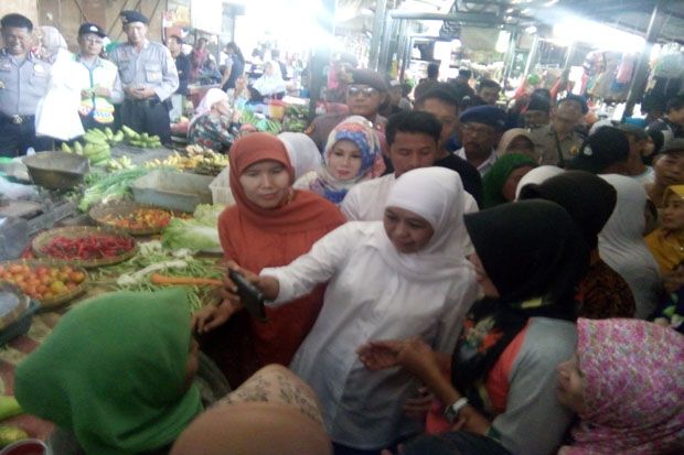Kunjungi Pasar Perak, Khofifah Borong Jagung Jombang