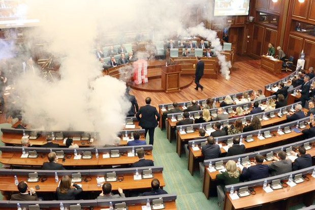 Rusuh, Anggota Parlemen Kosovo Lempar Gas Air Mata