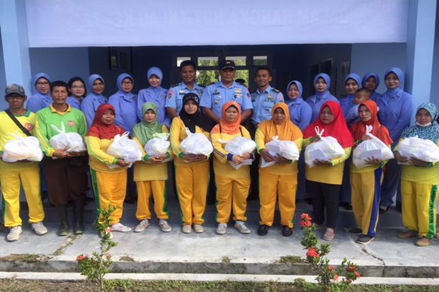 Lanud Iskandar Beri Bantuan Sembako Pasukan Kebersihan Pemkab Kobar