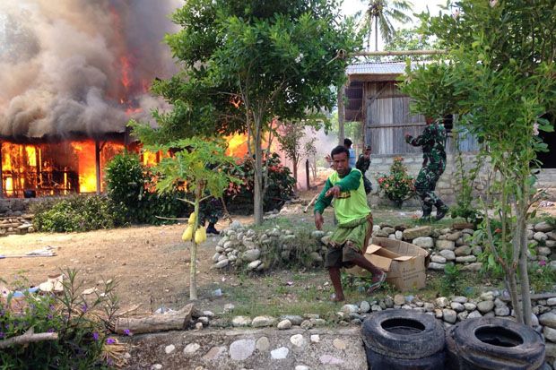 2 Rumah Terbakar, TNI dan Warga Berjuang Selamatkan Harta Benda