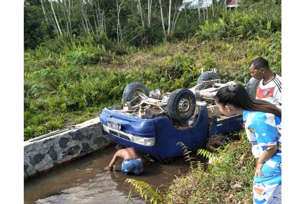 Rem Blong, Mobil Pikap Masuk Parit, 4 Orang Selamat