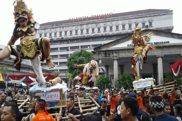 Ribuan Warga Semarang Antusias Saksikan Pawai Ogoh-ogoh