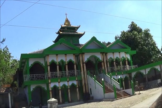 Masjid Sunan Abinawa dan Gentong yang Menarik Perhatian Peziarah