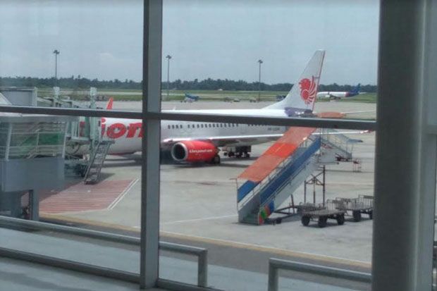 Sayap Lion Air Bersenggolan dengan Mobil Penarik Tangga Penumpang di KNIA