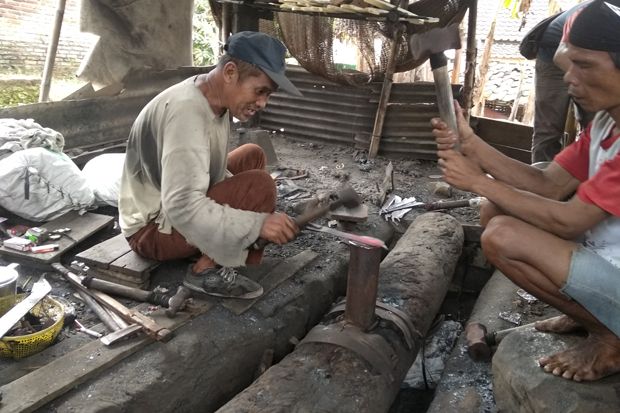 Melihat Pembuatan Golok di Kampung Seuat Masjid