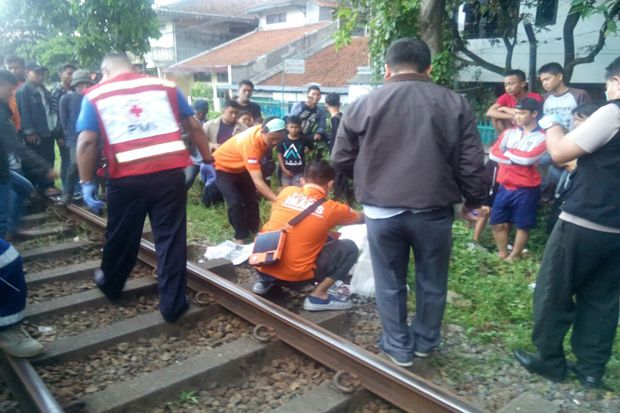 Terobos Perlintasan Kereta, Kakek Pandil Meregang Nyawa