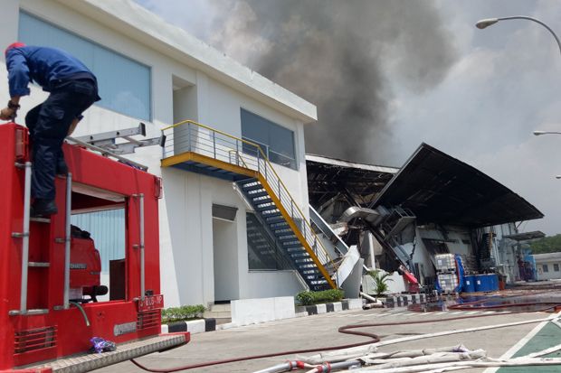 Pabrik Tinta di NIP Ngoro Terbakar, Terdengar Beberapa Kali Ledakan