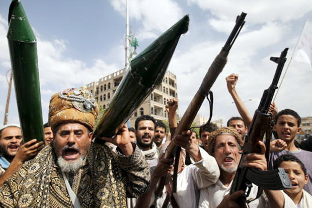 Pemberontak Houthi Serang Kapal Tanker Saudi dengan Rudal