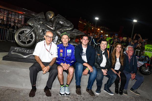 Patung Valentino Rossi Mejeng di Termas de Rio Hondo
