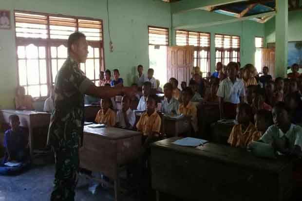 Jaga Daerah Perbatasan, 2 Anggota TNI Ini Luangkan Waktu Mengajar