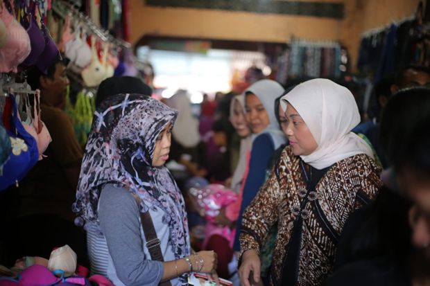 Pedagang Pasar Pagi Lega Dikunjungi Cawagub Ida Fauziyah