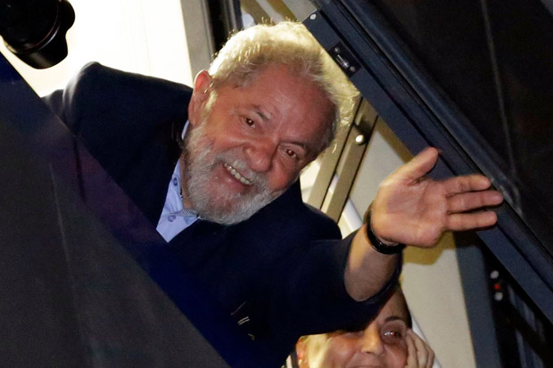 Eks Presiden Brazil Lula Menyerahkan Diri ke Polisi