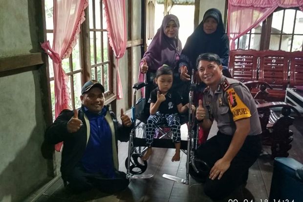 Polres Sambas Berbagi Kasih Kursi Roda Kepada Penyandang Disabilitas