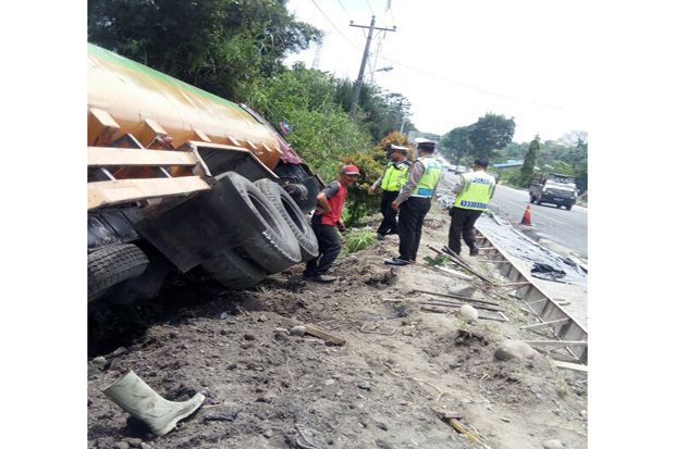 Truk CPO Tabrak 3 Pekerja Pelebaran Jalan di Sibolangit, 2 Tewas