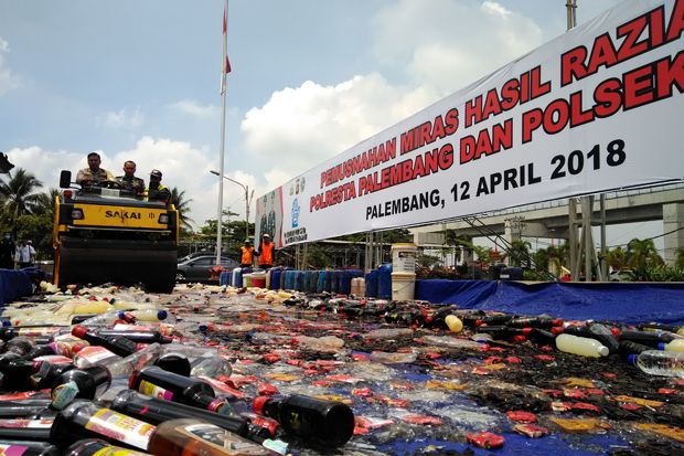Polresta Palembang Musnahkan 2.000 Botol Miras Palsu dan Oplosan