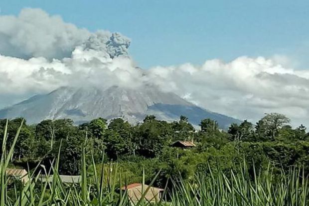 Gunung Sinabung Tunjukkan Intensitas Erupsinya Terus Menerus