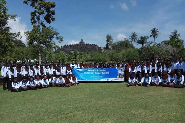 MNC Peduli Bersihkan Candi Borobudur