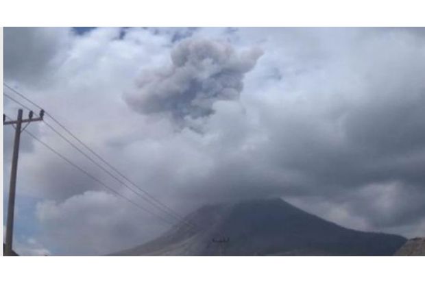 Gunung Sinabung Erupsi Muntahkan Abu Vulkanik Setinggi 3.000 Meter