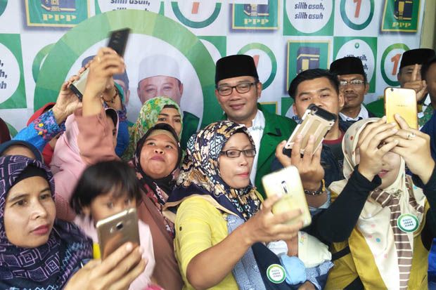 Di Hari Kartini, Ridwan Kamil Dikerubuti Ibu-Ibu di Bandung Barat