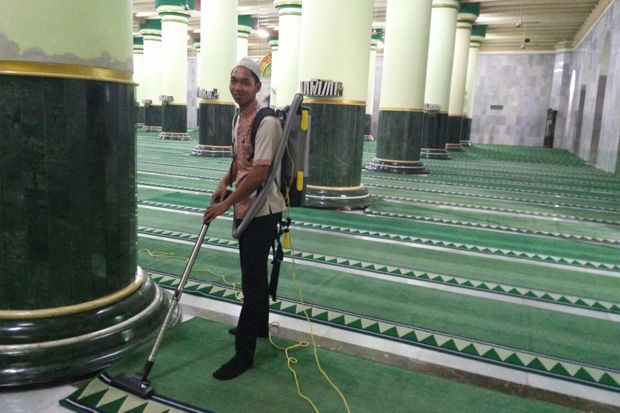 Peringati Hari Hartini, Housekeepers Bersih-bersih Masjid Kauman Semarang