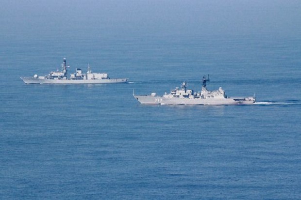 Tegang, Kapal Perang Inggris Cegat Kapal Perang Rusia