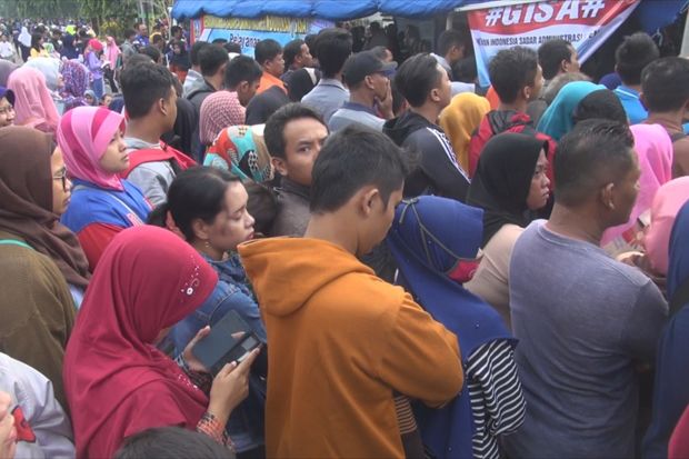 Ribuan Warga Jombang Antre Cetak E-KTP di Arena CFD