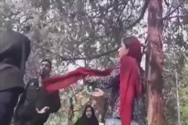 Presiden Iran Kecam Amuk Polisi Moral pada Perempuan karena Pakaian