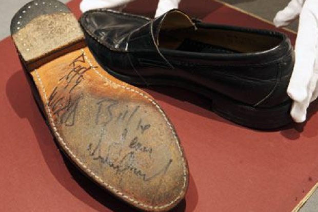 Sepatu Moonwalk Michael Jackson Siap Dilelang