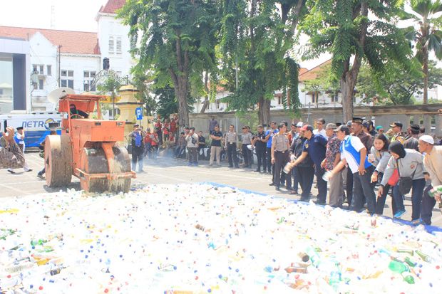 Polrestabes Surabaya Musnahkan Puluhan Ribu Botol Miras Oplosan