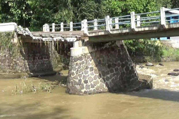 Diterjang Banjir Bandang, Jembatan di Pemalang Tak Bisa Dilintasi