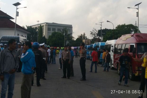 Ratusan Awak Angkutan Umum di Kabupaten Semarang Mogok