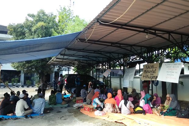 Warga Korban Gusuran Tol Batang-Semarang Menginap di DPRD Kendal
