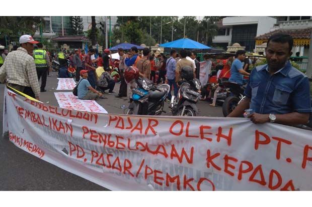 Tolak Pengelolaan ke Swasta, Pedagang Pasar Pringgan Demo Kantor Wali Kota Medan