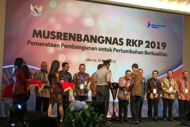 Presiden Jokowi Serahkan Penghargaan Pembangunan Daerah ke Bupati Azwar Anas
