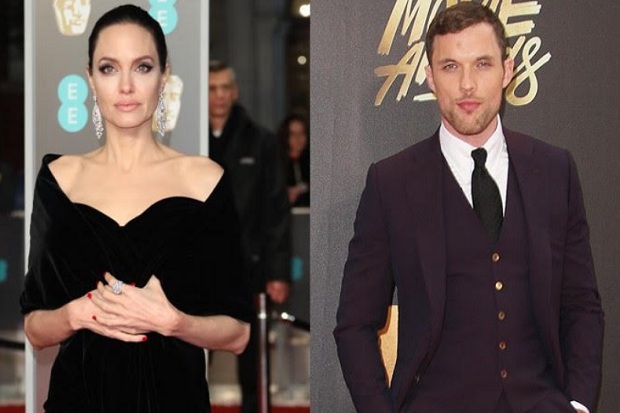 Angelina Jolie Jatuh Cinta dengan Aktor Maleficent?