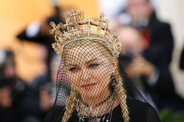 Tampil di Met Gala, Madonna Pakai Mahkota Karya Desainer Indonesia