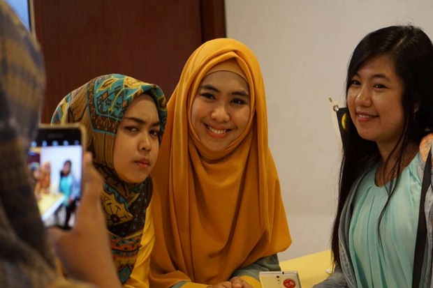 Oki Setiana Dewi dan Ria Ricis Buat Kejutan untuk Warga Surabaya
