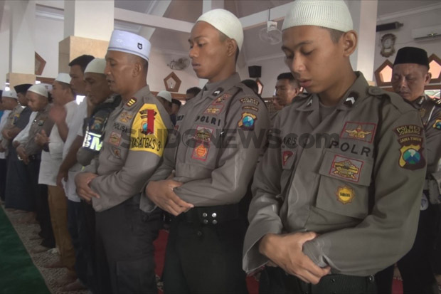5 Polisi Jadi Korban, Ratusan Anggota Polres Jombang Gelar Salat Gaib