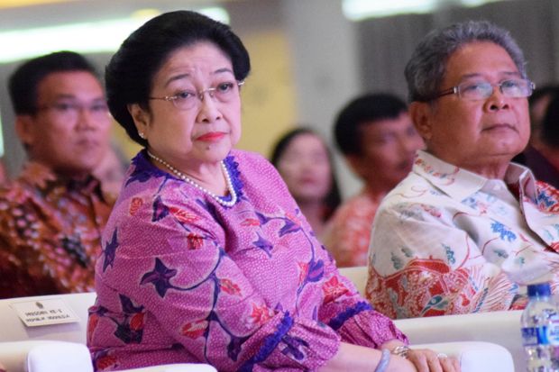 Megawati Janji Perjuangkan Status Kerja Perawat