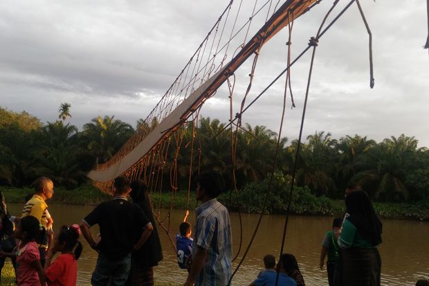 Jembatan Gantung Putus, 17 Orang Jadi Korban