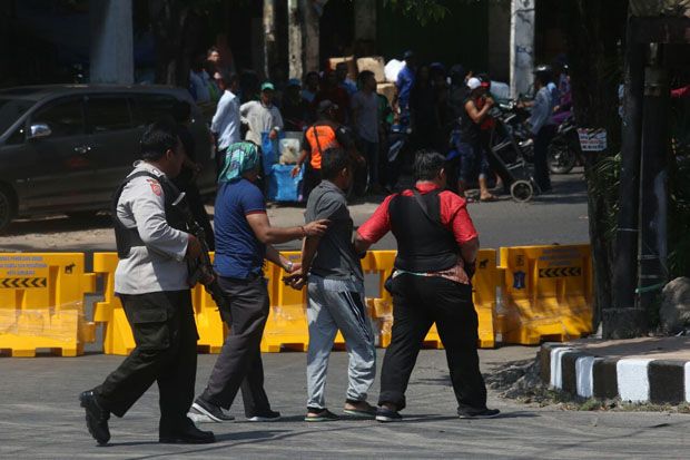 Mencekam, Warga yang Melintas di Sekitar Polrestabes Surabaya Digeledah Aparat
